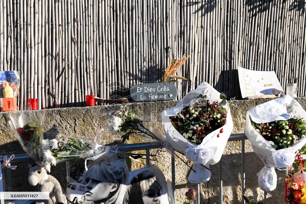 Hommage To Brigitte Bardot Outside Her House - Saint Tropez