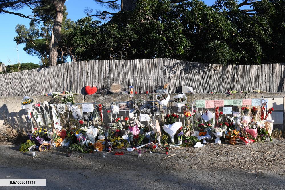Hommage To Brigitte Bardot Outside Her House - Saint Tropez