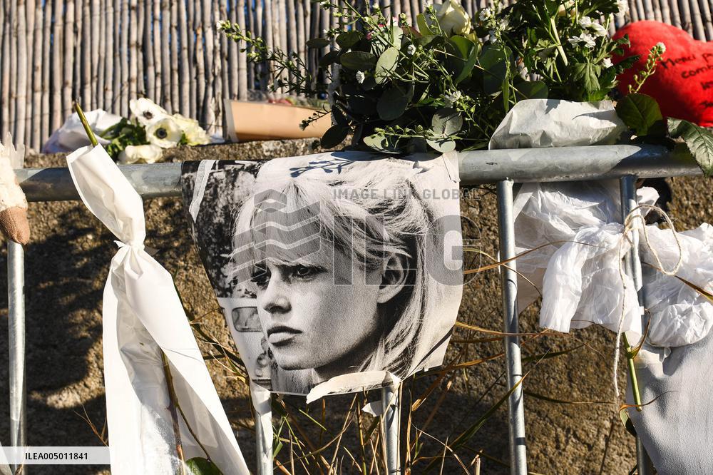 Hommage To Brigitte Bardot Outside Her House - Saint Tropez