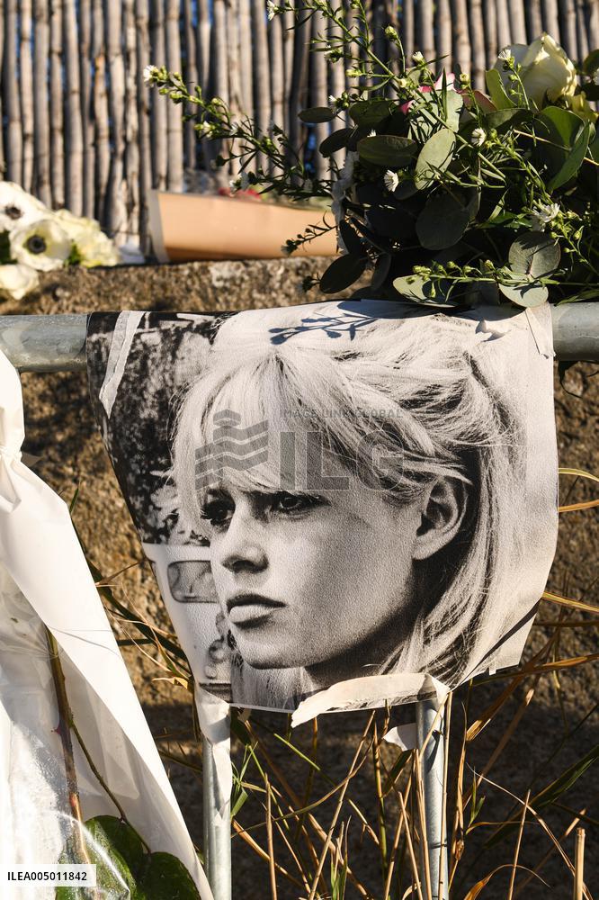 Hommage To Brigitte Bardot Outside Her House - Saint Tropez