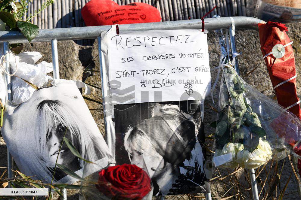 Hommage To Brigitte Bardot Outside Her House - Saint Tropez