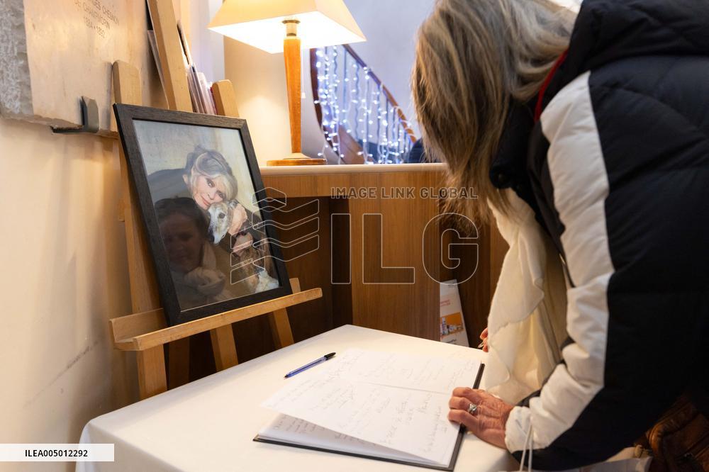 Brigitte Bardot Tribute At Town Hall - Saint Tropez