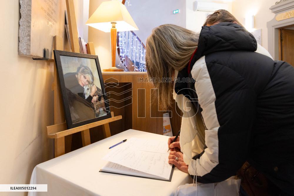 Brigitte Bardot Tribute At Town Hall - Saint Tropez