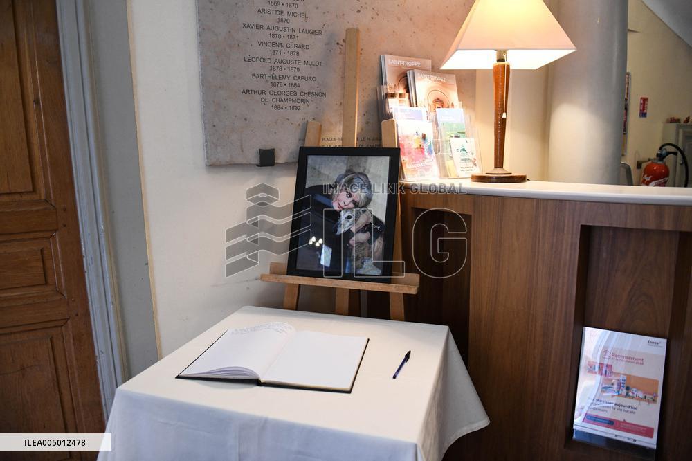 Brigitte Bardot Tribute At Town Hall - Saint Tropez