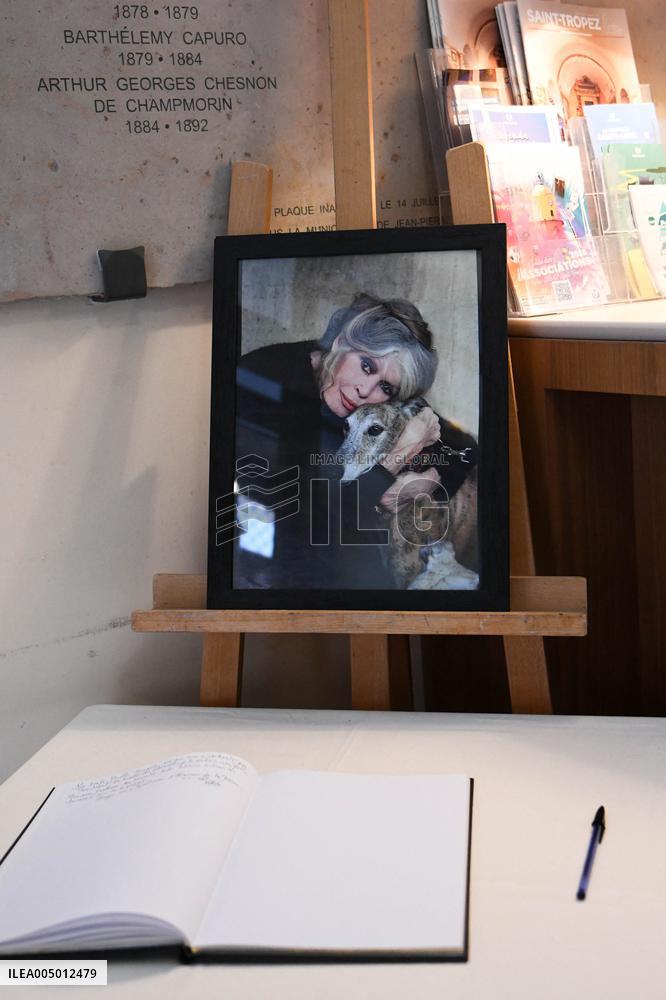 Brigitte Bardot Tribute At Town Hall - Saint Tropez