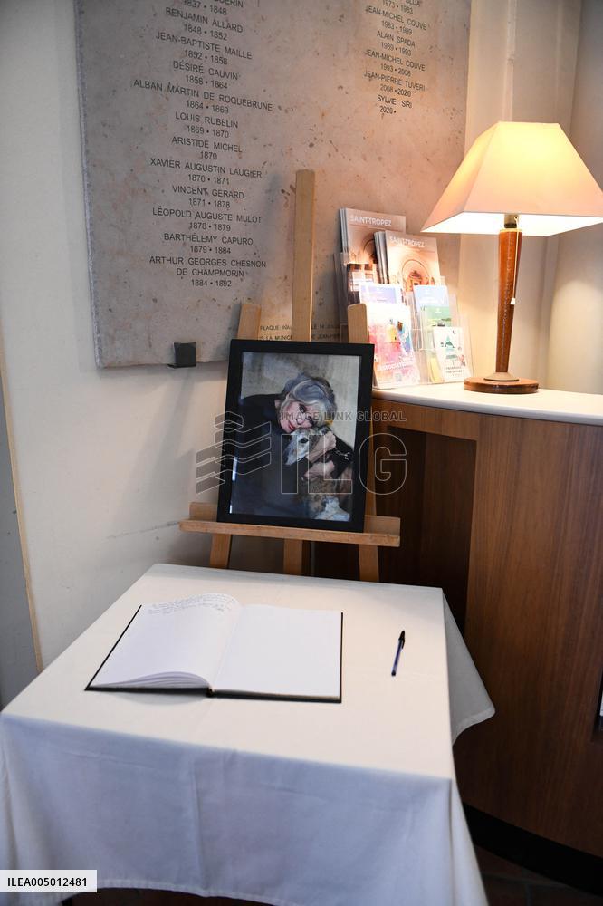 Brigitte Bardot Tribute At Town Hall - Saint Tropez