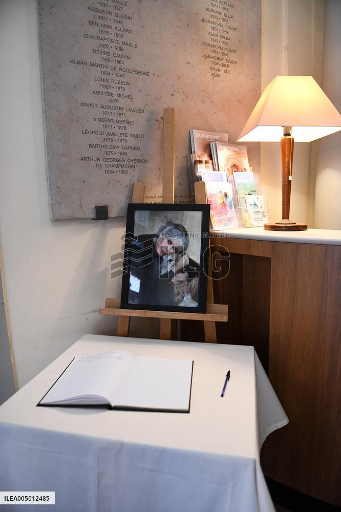 Brigitte Bardot Tribute At Town Hall - Saint Tropez