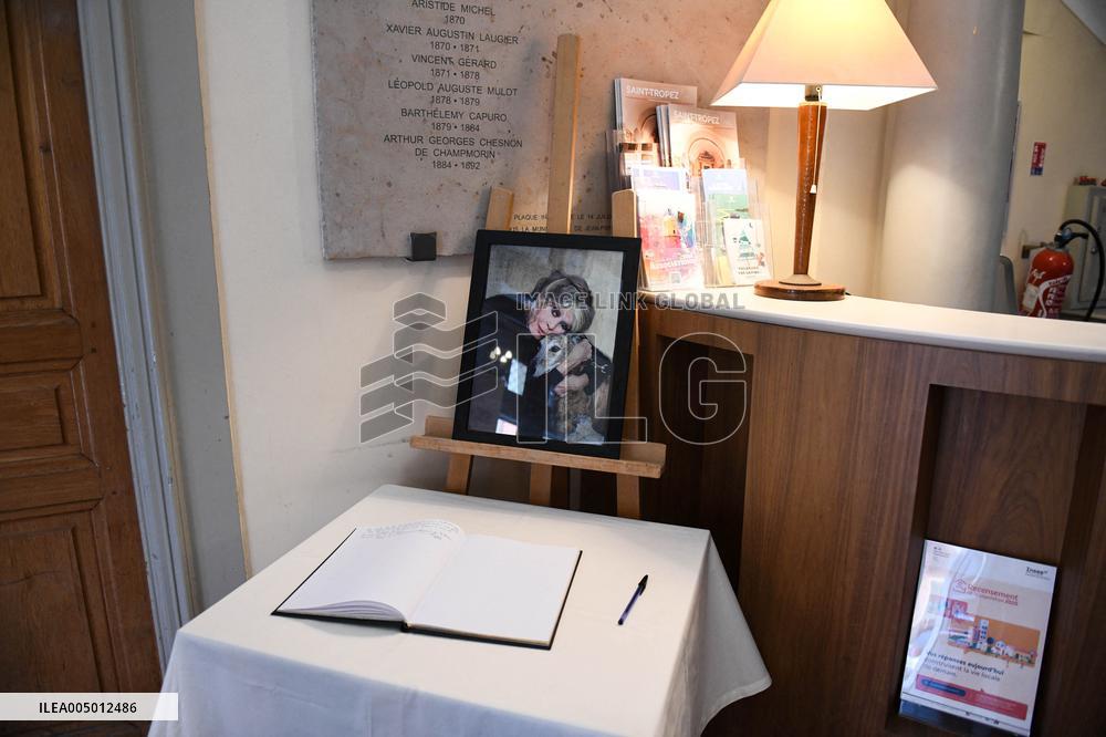 Brigitte Bardot Tribute At Town Hall - Saint Tropez