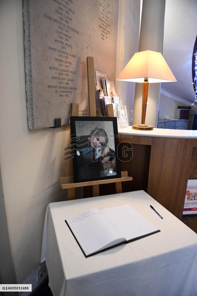 Brigitte Bardot Tribute At Town Hall - Saint Tropez