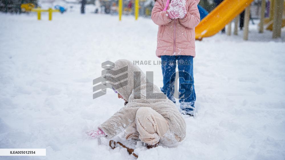 Children and Families Enjoy Snowfall in Gaziantep