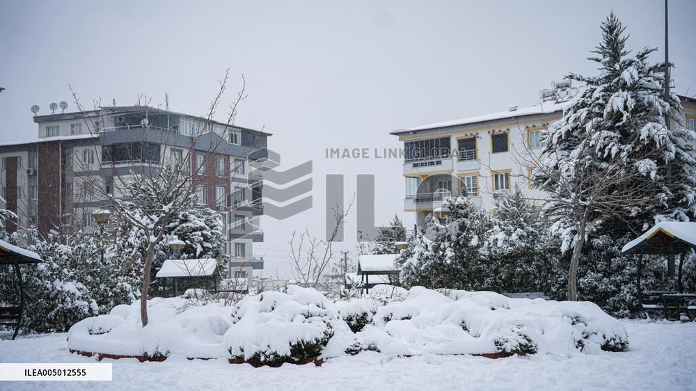 Children and Families Enjoy Snowfall in Gaziantep