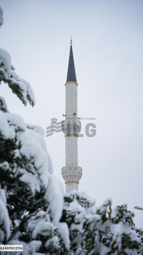 Children and Families Enjoy Snowfall in Gaziantep