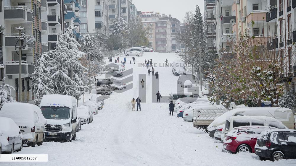 Children and Families Enjoy Snowfall in Gaziantep