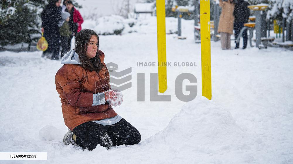Children and Families Enjoy Snowfall in Gaziantep