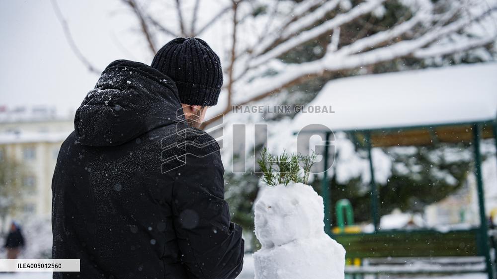 Children and Families Enjoy Snowfall in Gaziantep