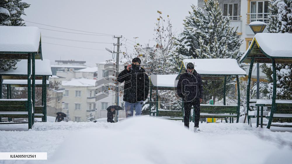 Children and Families Enjoy Snowfall in Gaziantep
