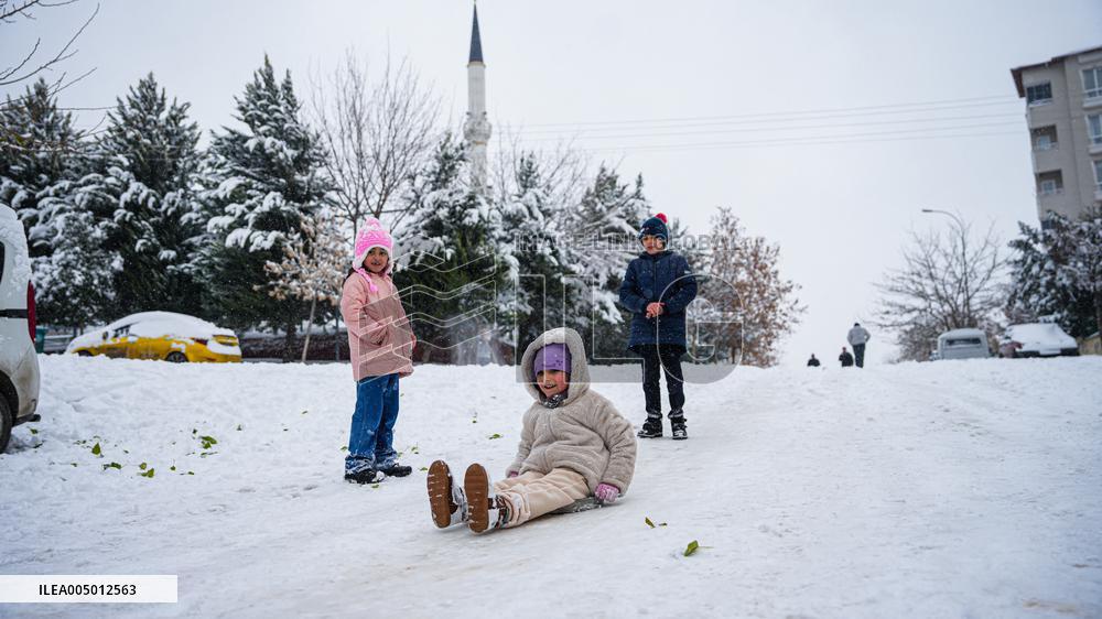 Children and Families Enjoy Snowfall in Gaziantep