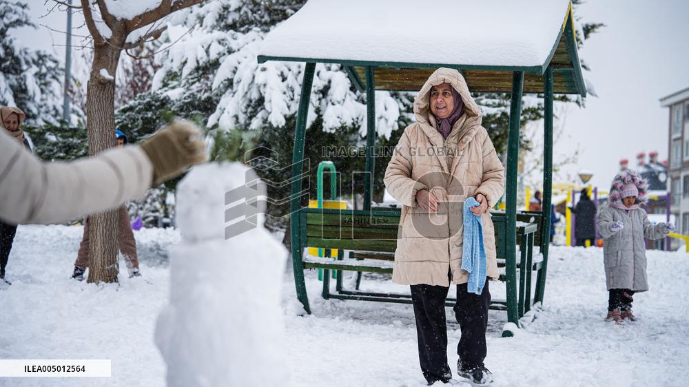 Children and Families Enjoy Snowfall in Gaziantep