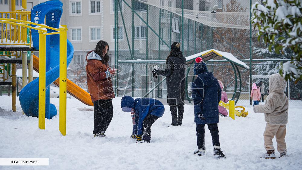 Children and Families Enjoy Snowfall in Gaziantep