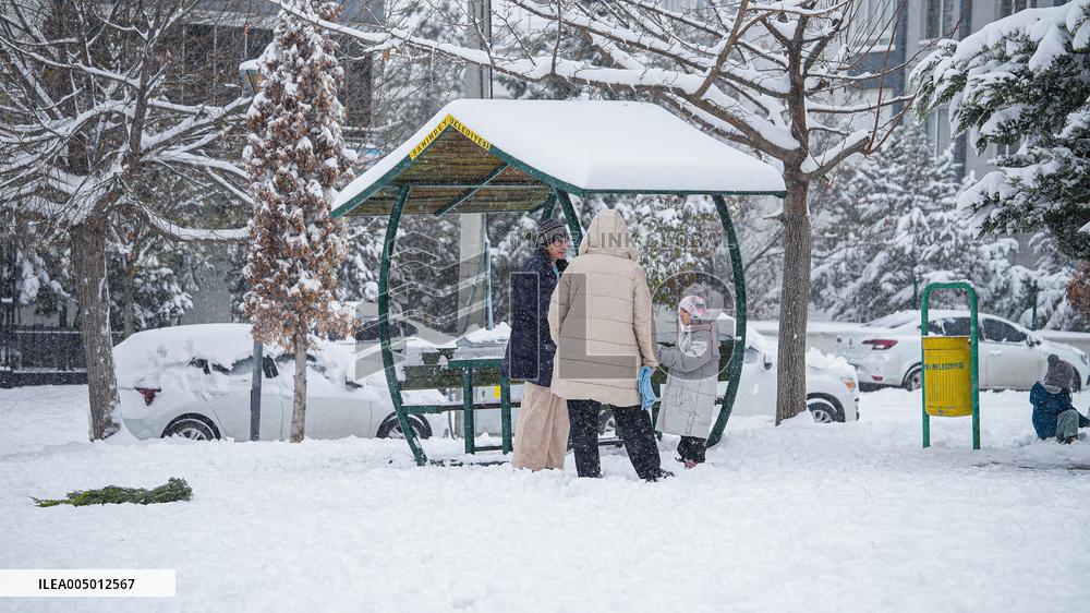 Children and Families Enjoy Snowfall in Gaziantep