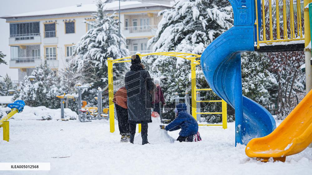 Children and Families Enjoy Snowfall in Gaziantep