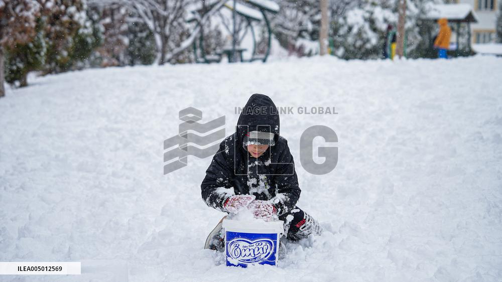 Children and Families Enjoy Snowfall in Gaziantep