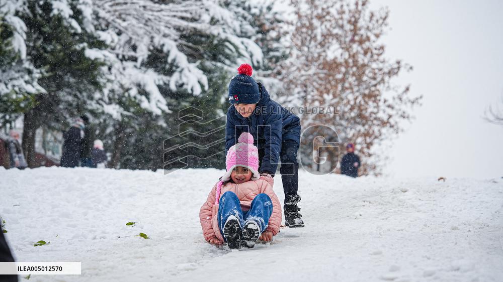Children and Families Enjoy Snowfall in Gaziantep