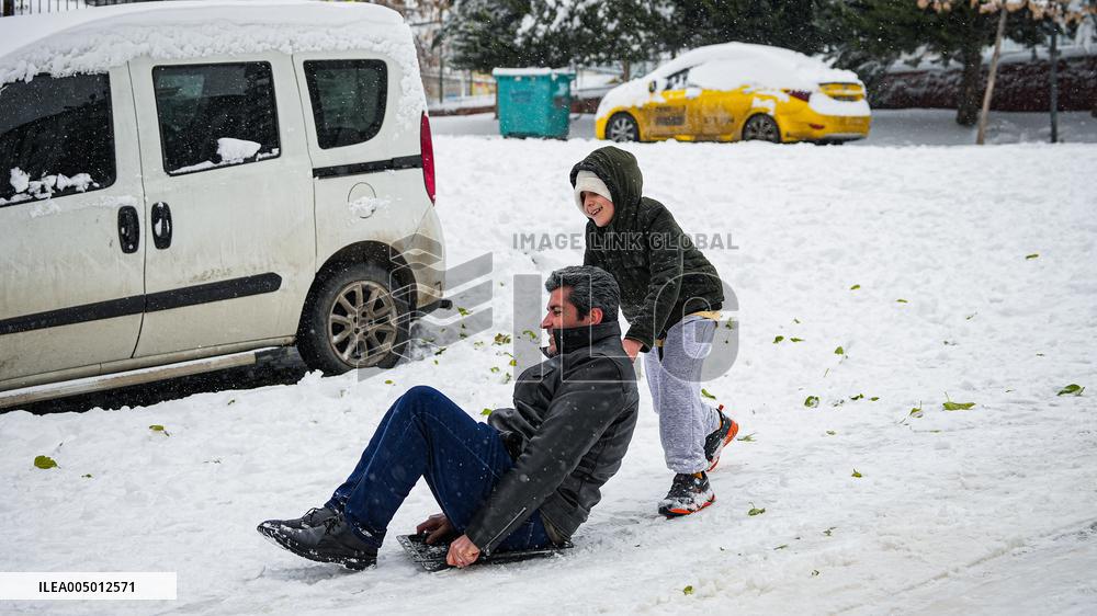 Children and Families Enjoy Snowfall in Gaziantep