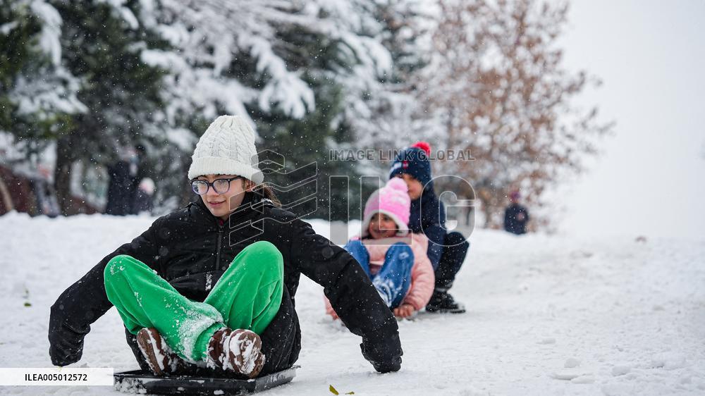 Children and Families Enjoy Snowfall in Gaziantep