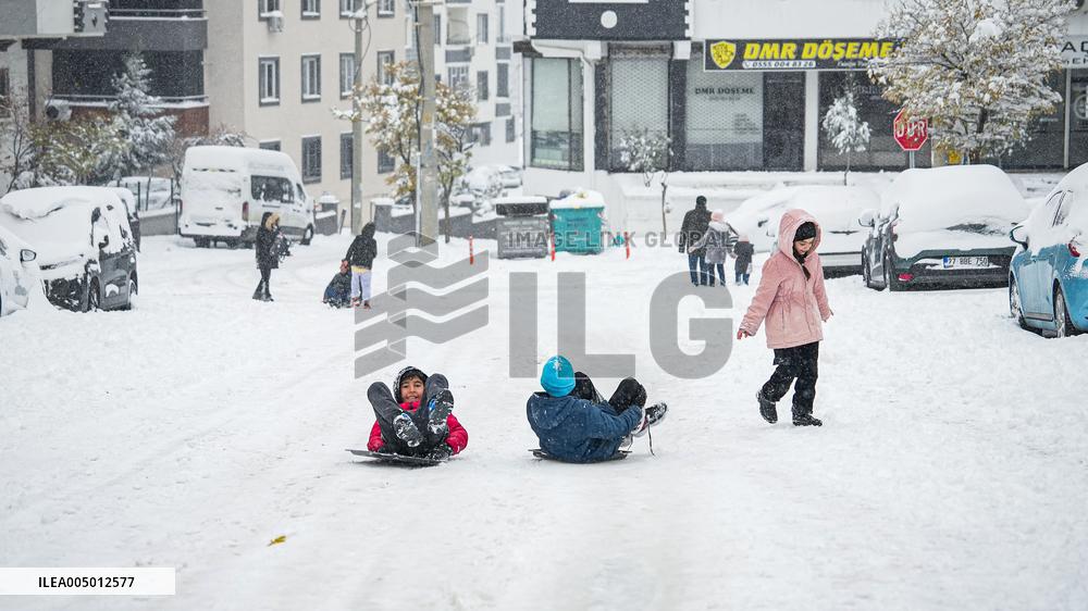 Children and Families Enjoy Snowfall in Gaziantep