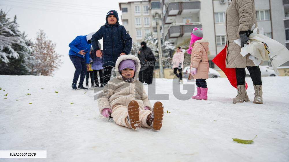 Children and Families Enjoy Snowfall in Gaziantep