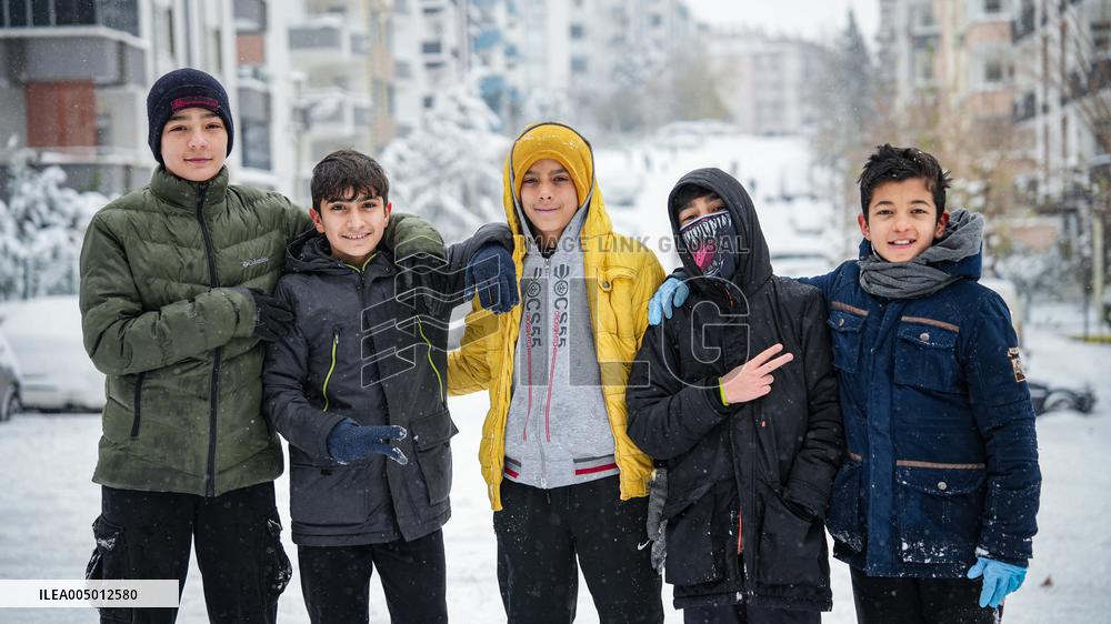Children and Families Enjoy Snowfall in Gaziantep