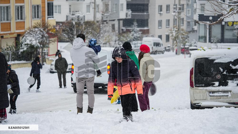 Children and Families Enjoy Snowfall in Gaziantep