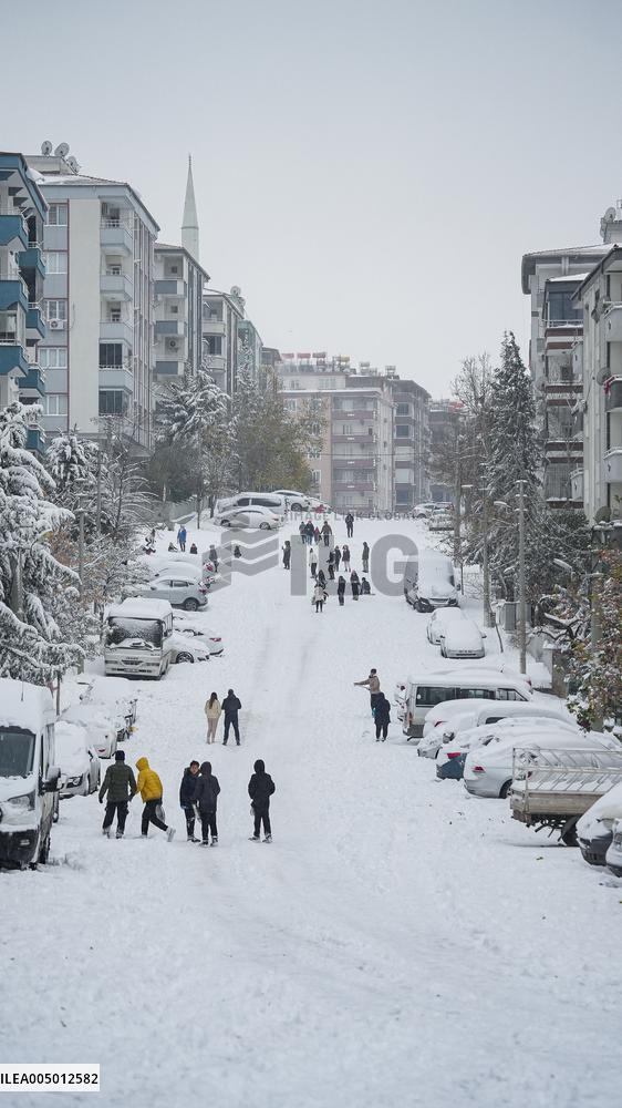 Children and Families Enjoy Snowfall in Gaziantep