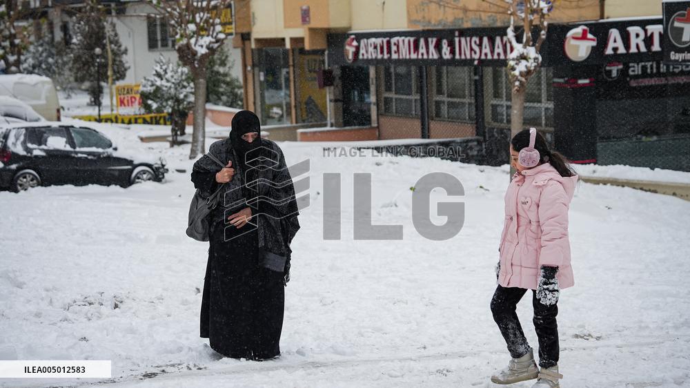 Children and Families Enjoy Snowfall in Gaziantep