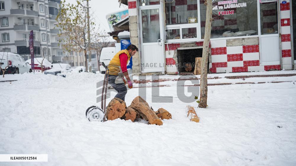 Children and Families Enjoy Snowfall in Gaziantep