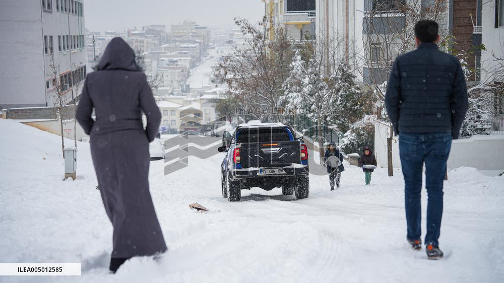 Children and Families Enjoy Snowfall in Gaziantep