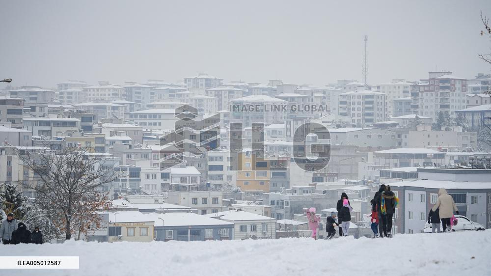 Children and Families Enjoy Snowfall in Gaziantep