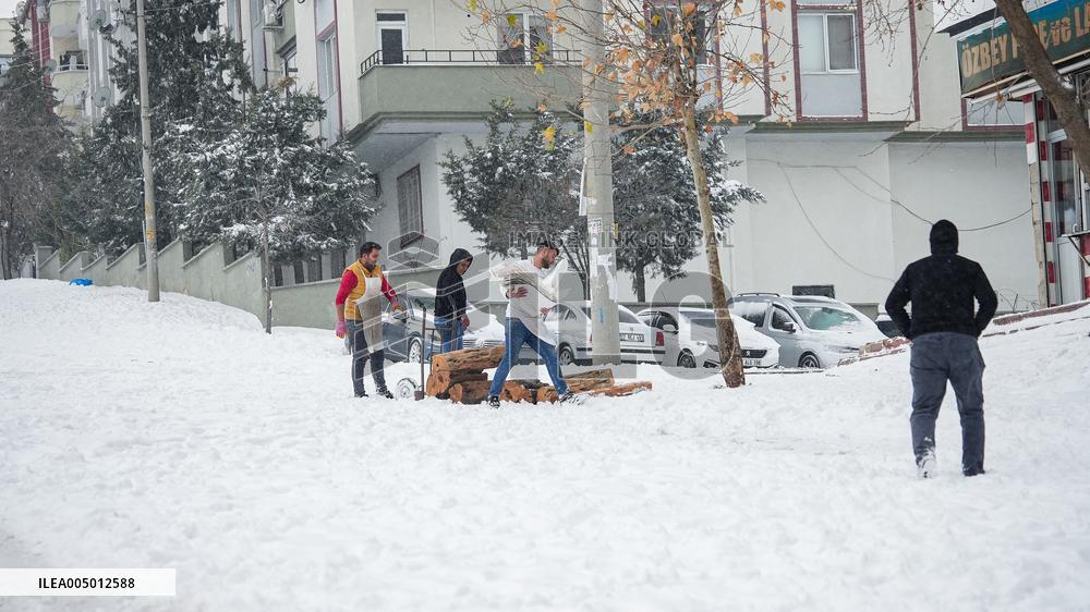 Children and Families Enjoy Snowfall in Gaziantep