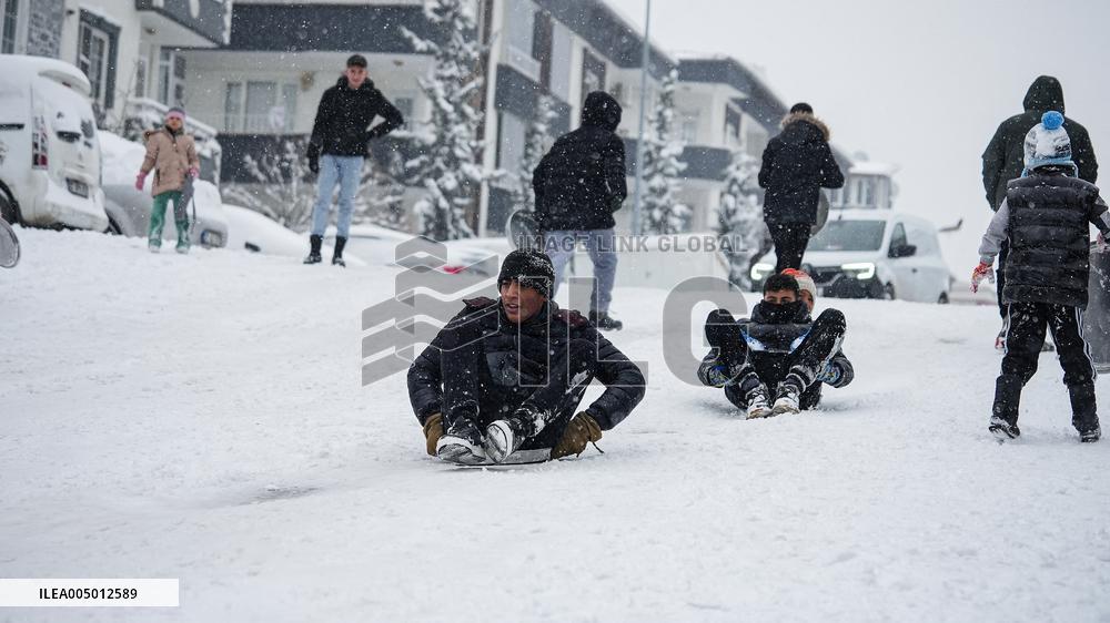 Children and Families Enjoy Snowfall in Gaziantep