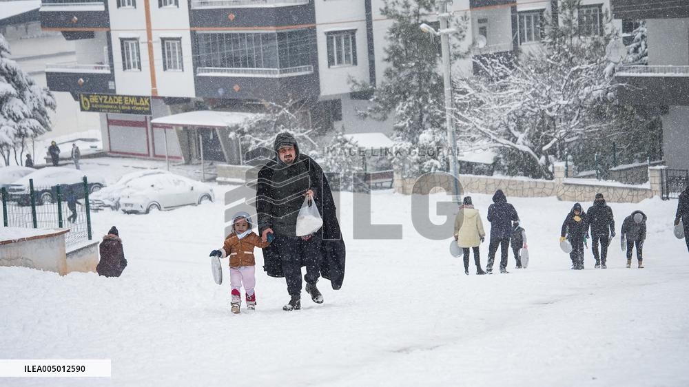Children and Families Enjoy Snowfall in Gaziantep