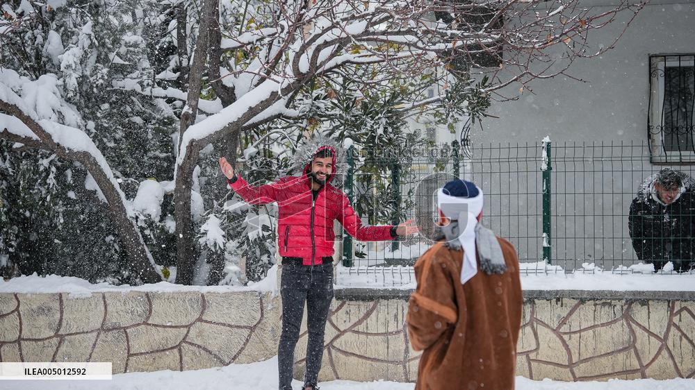 Children and Families Enjoy Snowfall in Gaziantep