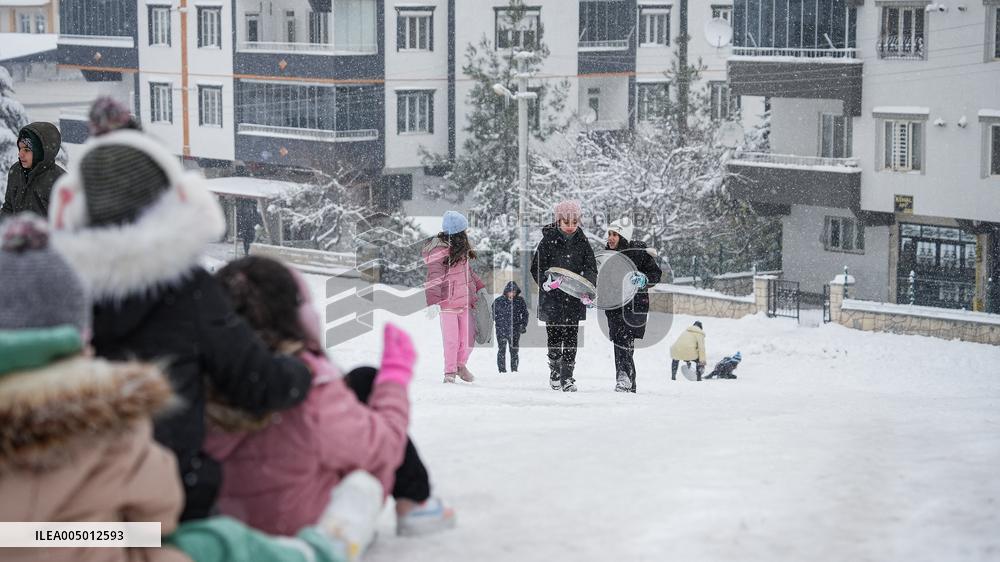 Children and Families Enjoy Snowfall in Gaziantep