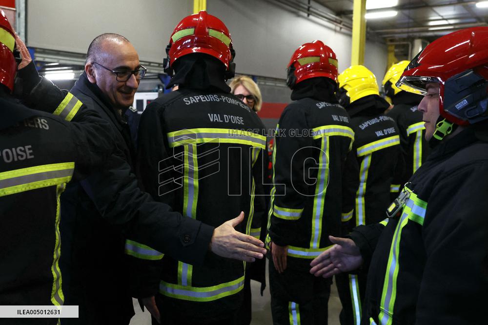 French Interior Minister At the Presentation of A Security Procedure Before New Year's Eve - Domont