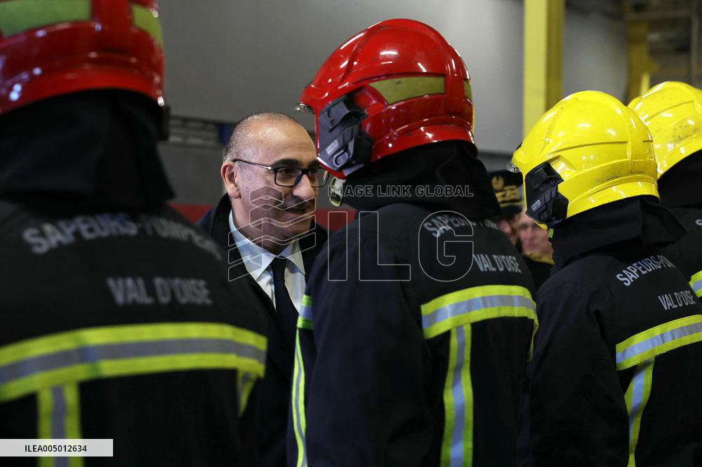 French Interior Minister At the Presentation of A Security Procedure Before New Year's Eve - Domont