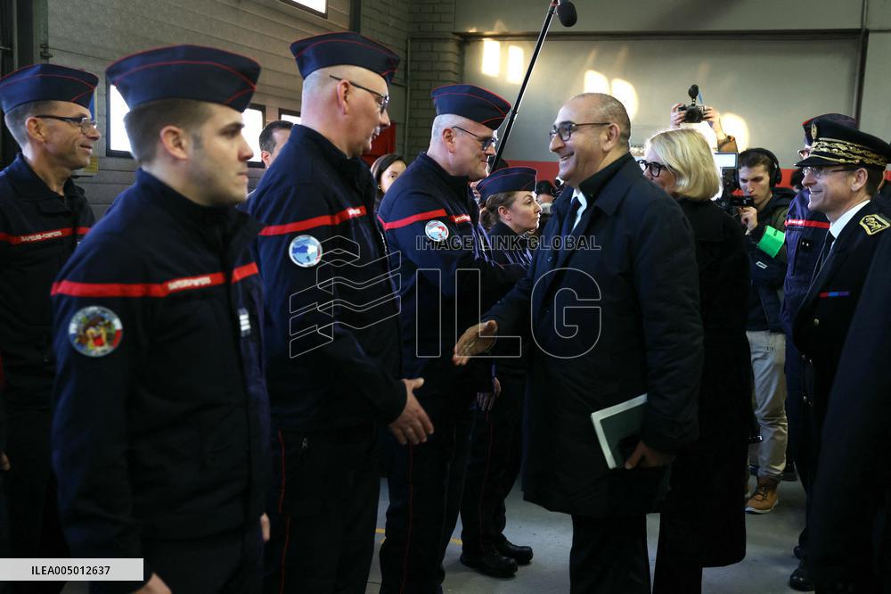 French Interior Minister At the Presentation of A Security Procedure Before New Year's Eve - Domont