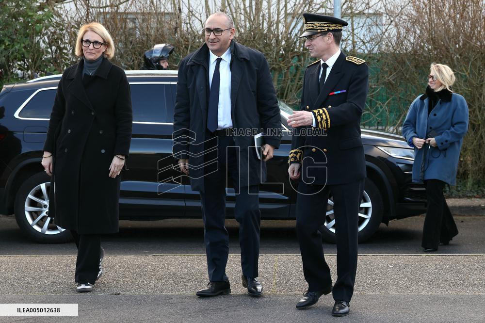 French Interior Minister At the Presentation of A Security Procedure Before New Year's Eve - Domont