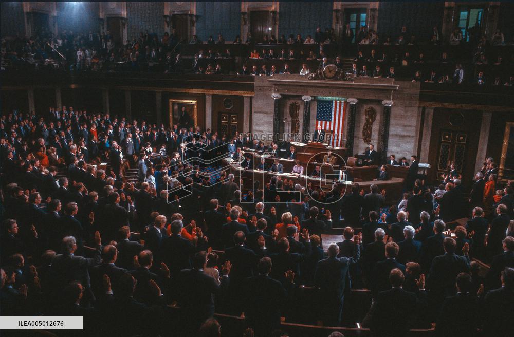 Speaker Wright Administers the Oath of Office to Members oof the 101st Congress