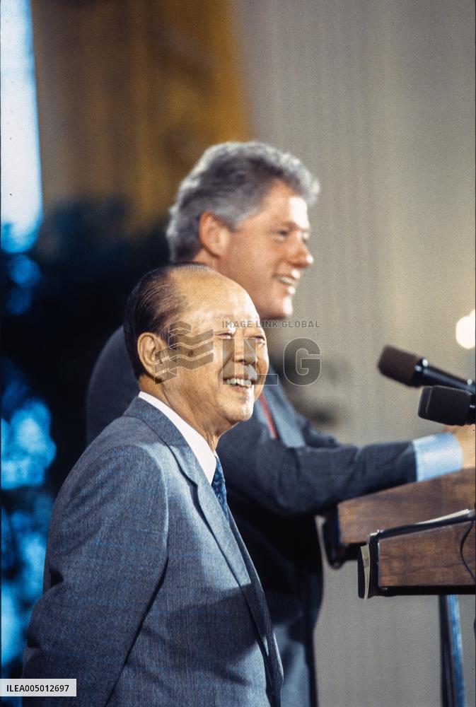 Clinton Hosts a Press Conference with PM Kimchi Miyazawa of Japan