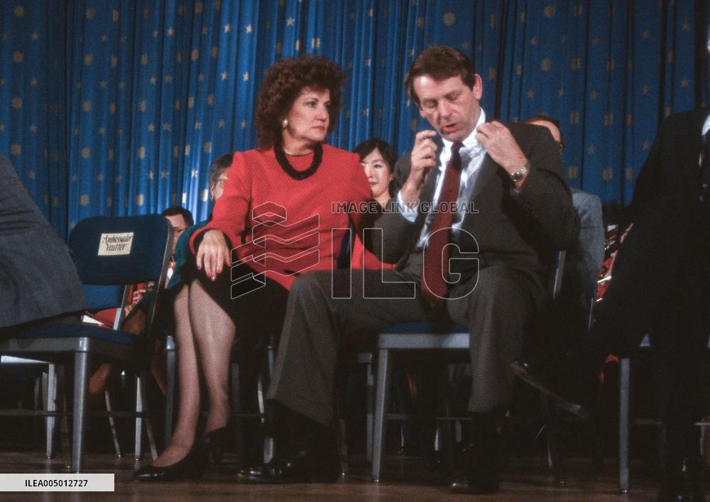 Bush Speaks to Senior US Government Employees